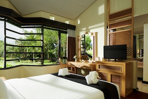 Caja de seguridad en la habitación y escritorio