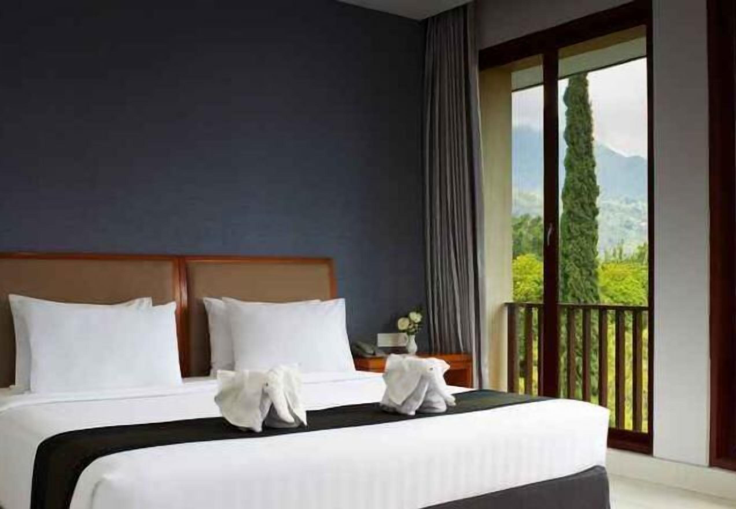 Una cassaforte in camera, una scrivania, postazione laptop