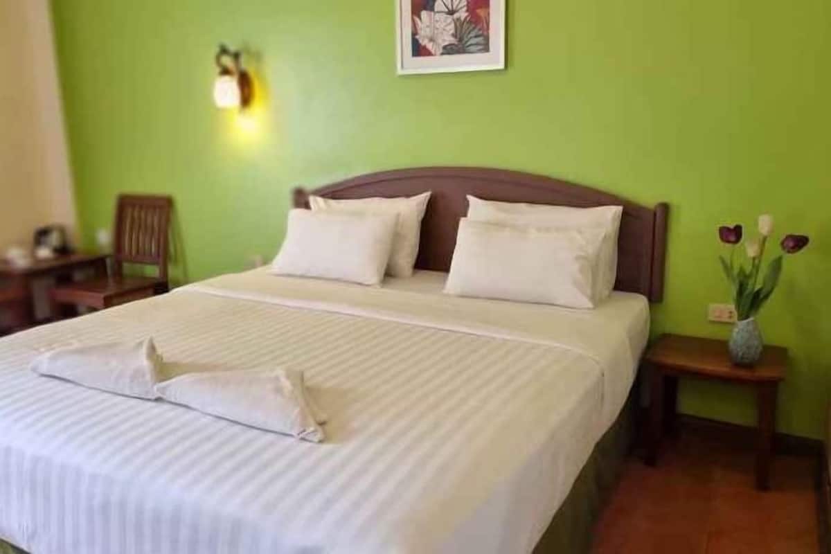 ミニバー、セーフティボックス (室内)、デスク、ノートパソコン用作業スペース