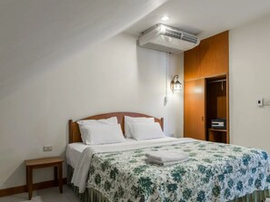 Juniorsvit | Minibar, värdeförvaringsskåp på rummet och skrivbord