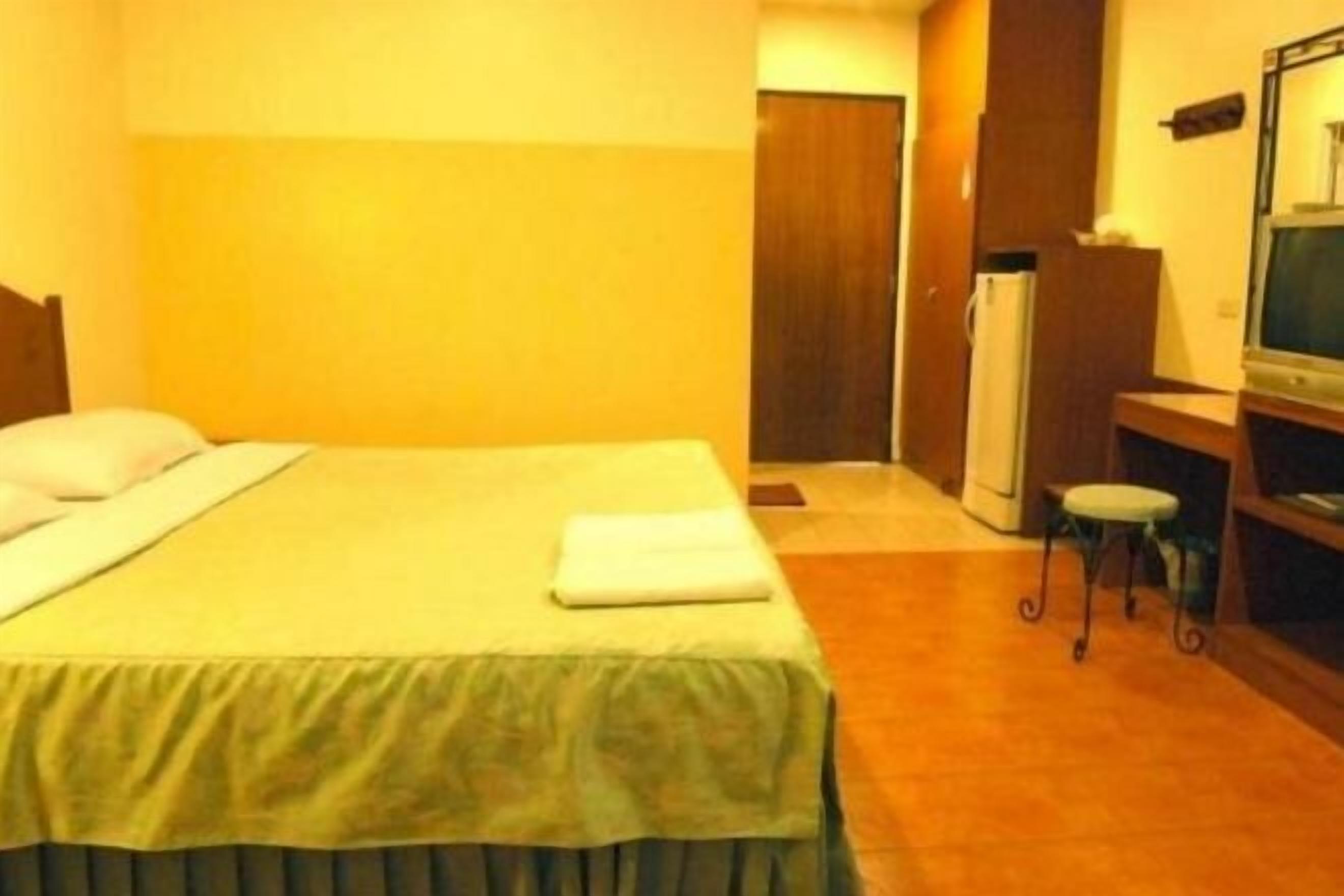 Minibar, in-room safe, desk, laptop workspace