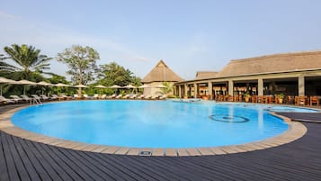 2 albercas al aire libre