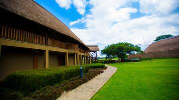 Vista frontal de la propiedad