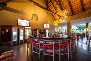 Bar junto a la piscina