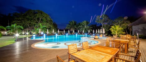 2 piscines extérieures