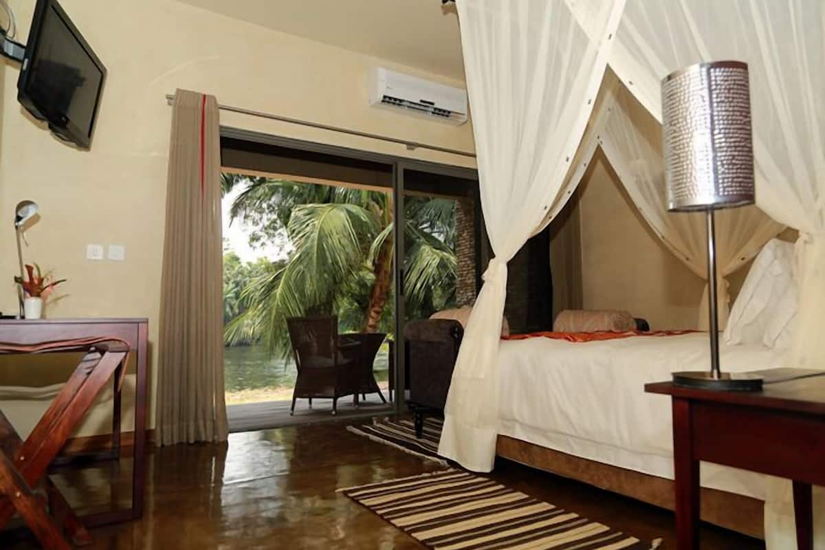 suite | premium bedding, free minibar, in-room safe, desk