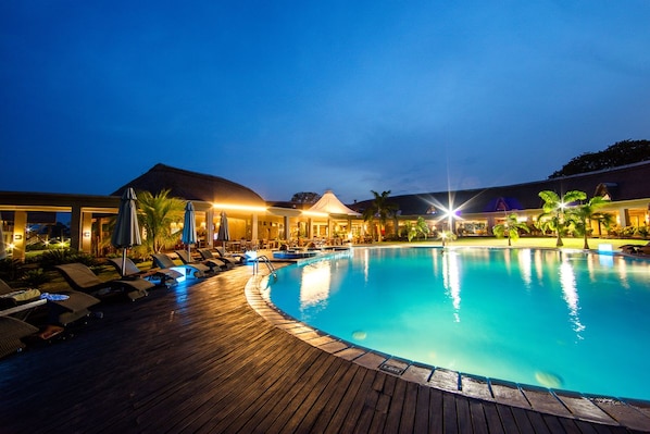 2 outdoor pools
