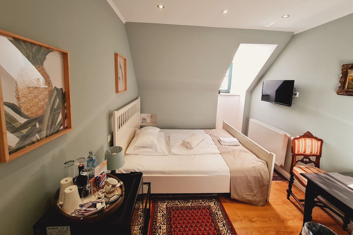 Standard Double Room | Minibar, individually decorated, individually furnished, desk