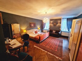 Minibar, decoración personalizada, muebles diferentes y escritorio 