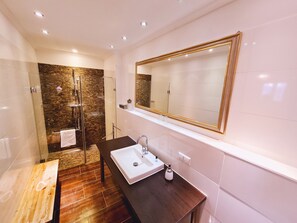 Superior-Doppelzimmer | Badezimmer | Dusche, Haartrockner, Handtücher, Seife