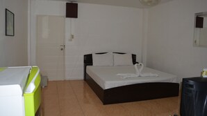 In-room safe, blackout drapes, bed sheets - Little Austria (Koh Samui)