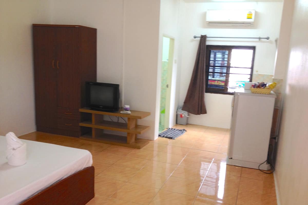 In-room safe, blackout drapes, bed sheets