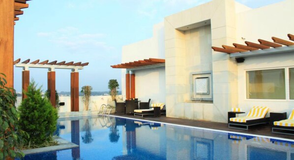 Una piscina al aire libre