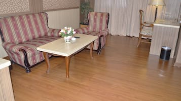 Living area | 32-inch LCD TV with cable channels, TV