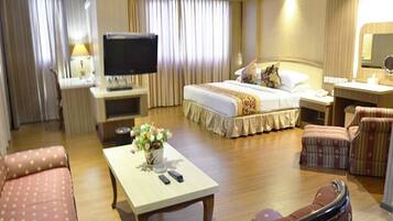 1 bedroom, minibar, desk, rollaway beds