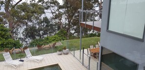 Outdoor pool, sun loungers - The Edgewater Bed & Breakfast (Sanctuary Point)