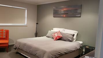 King Room with Spa | Soundproofing, free WiFi, bed sheets, wheelchair access