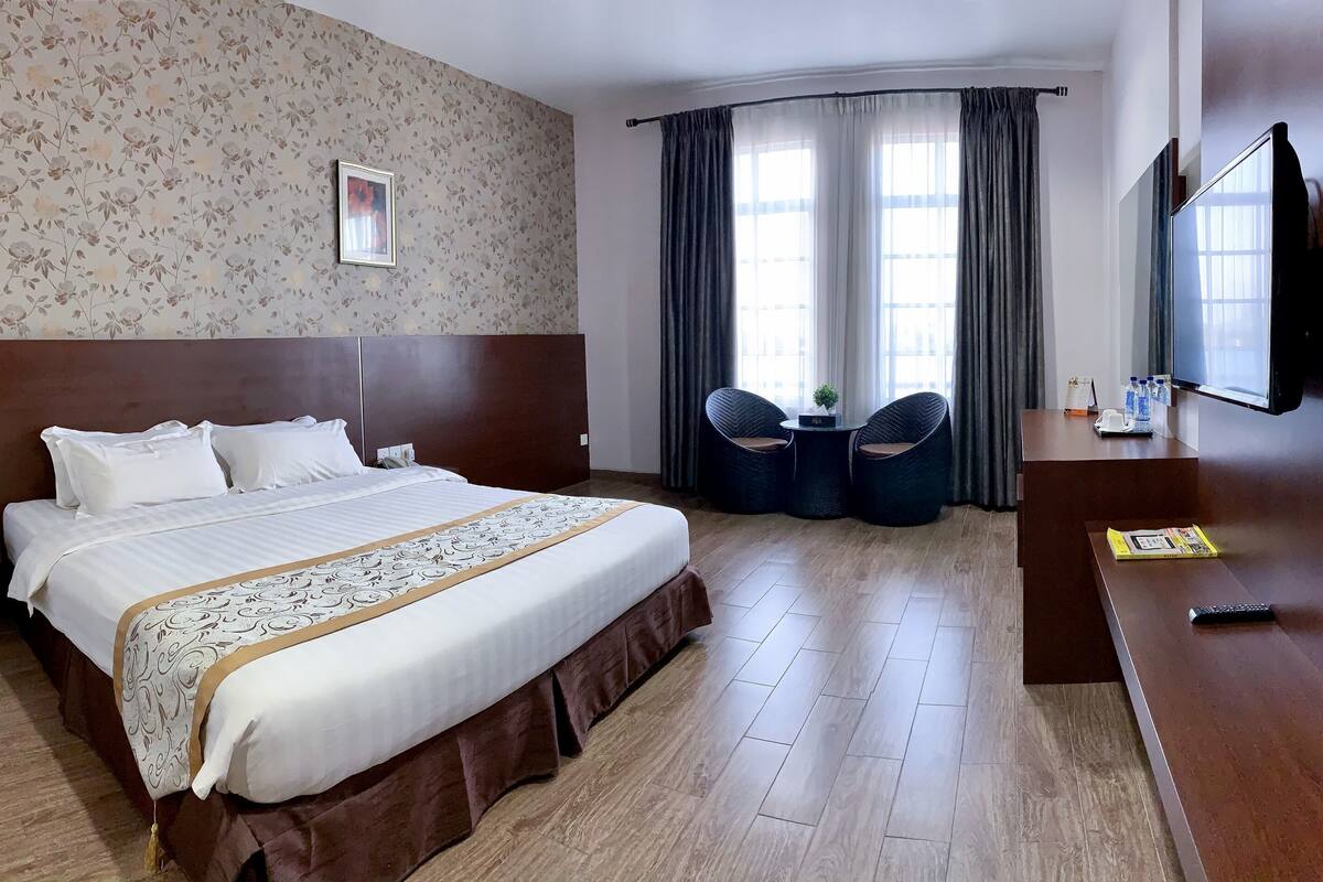 Deluxe Room, 1 Double Bed | Select Comfort beds, in-room safe, soundproofing, rollaway beds
