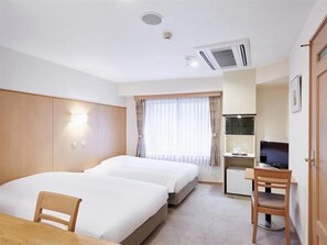 Blackout curtains, iron/ironing board, free wired Internet, bed sheets - Hotel Le Botejour Nanba (Osaka)