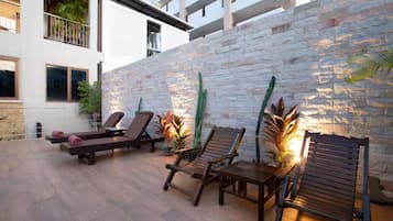Una piscina al aire libre, sombrillas, tumbonas