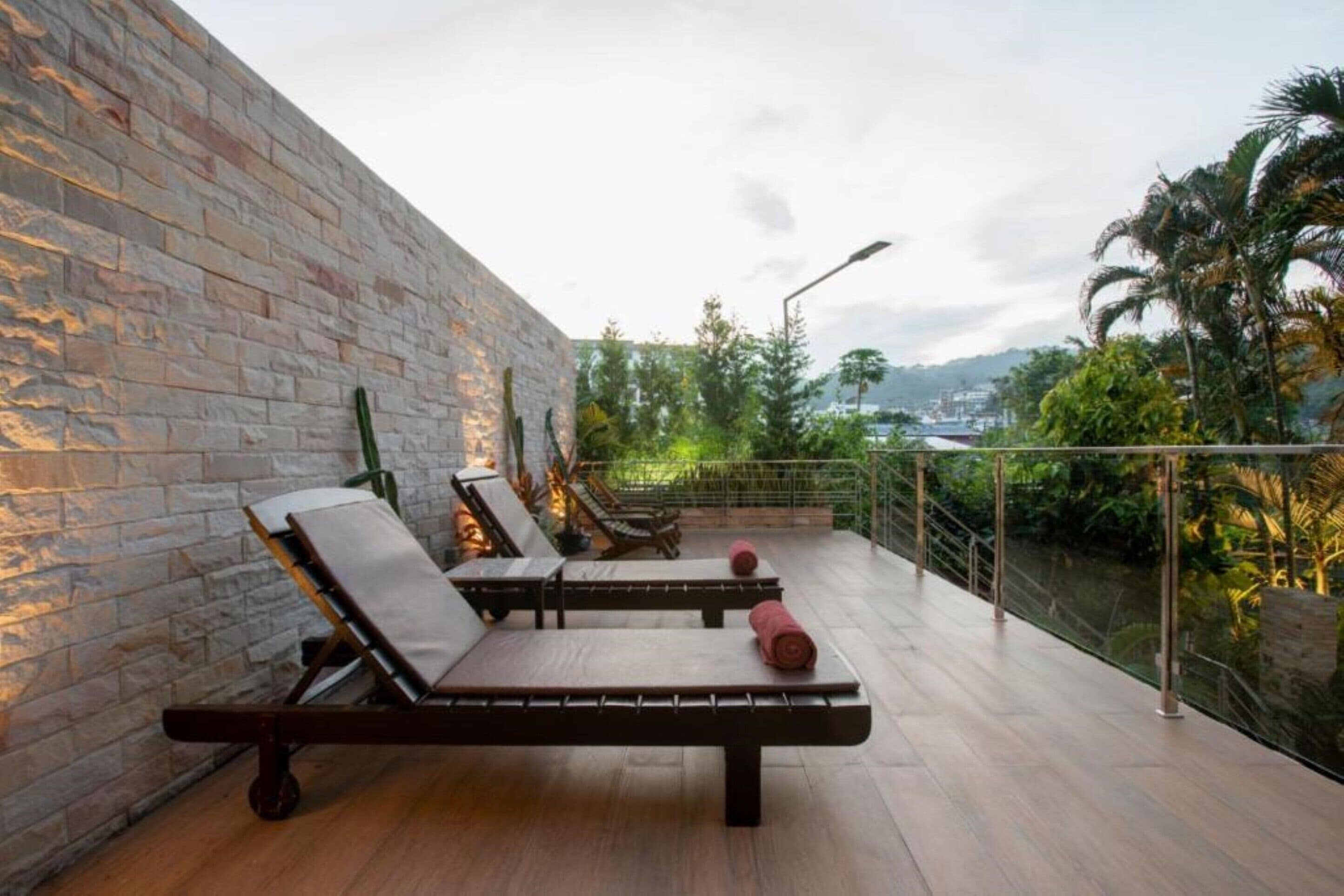 Een buitenzwembad, parasols voor strand/zwembad