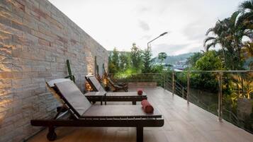 Een buitenzwembad, parasols voor strand/zwembad