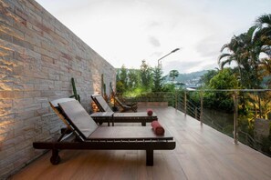 Outdoor pool, pool umbrellas, pool loungers - Orchid Garden Hotel Patong (Patong)