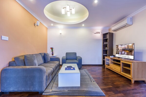 Luxury-Apartment, 2 Schlafzimmer, Küche, Stadtblick | Zimmersafe, individuell dekoriert, Bügeleisen/Bügelbrett