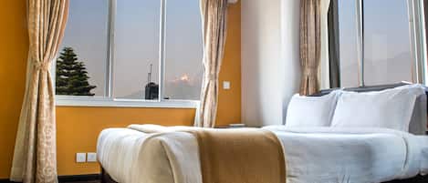 Apartemen Mewah, 2 kamar tidur, dapur, pemandangan kota | Brankas, didekorasi berbeda-beda, dan setrika/meja setrika