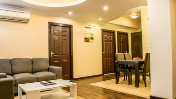 Luksushuoneisto, 2 makuuhuonetta, keittiö, kaupunkinäköala | Oleskelualue | LED-televisio, Netflix, DVD-soitin