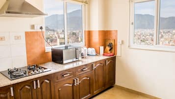 Apartamento estándar, 2 habitaciones, cocina, vistas a la ciudad | Caja fuerte, decoración individual, tabla de planchar con plancha