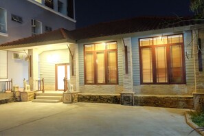 Depan hartanah - siang/malam