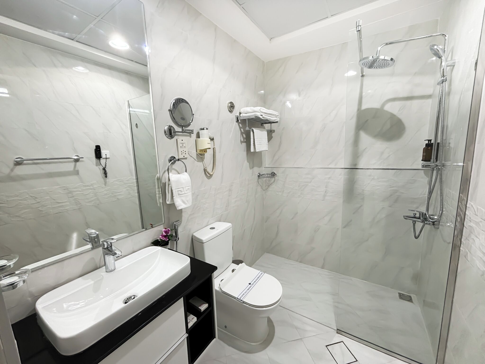 Deep-soaking bathtub, free toiletries, hair dryer, slippers