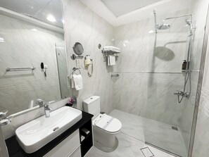 Deep-soaking bathtub, free toiletries, hair dryer, slippers - Fortune Hotel Deira (Dubai)