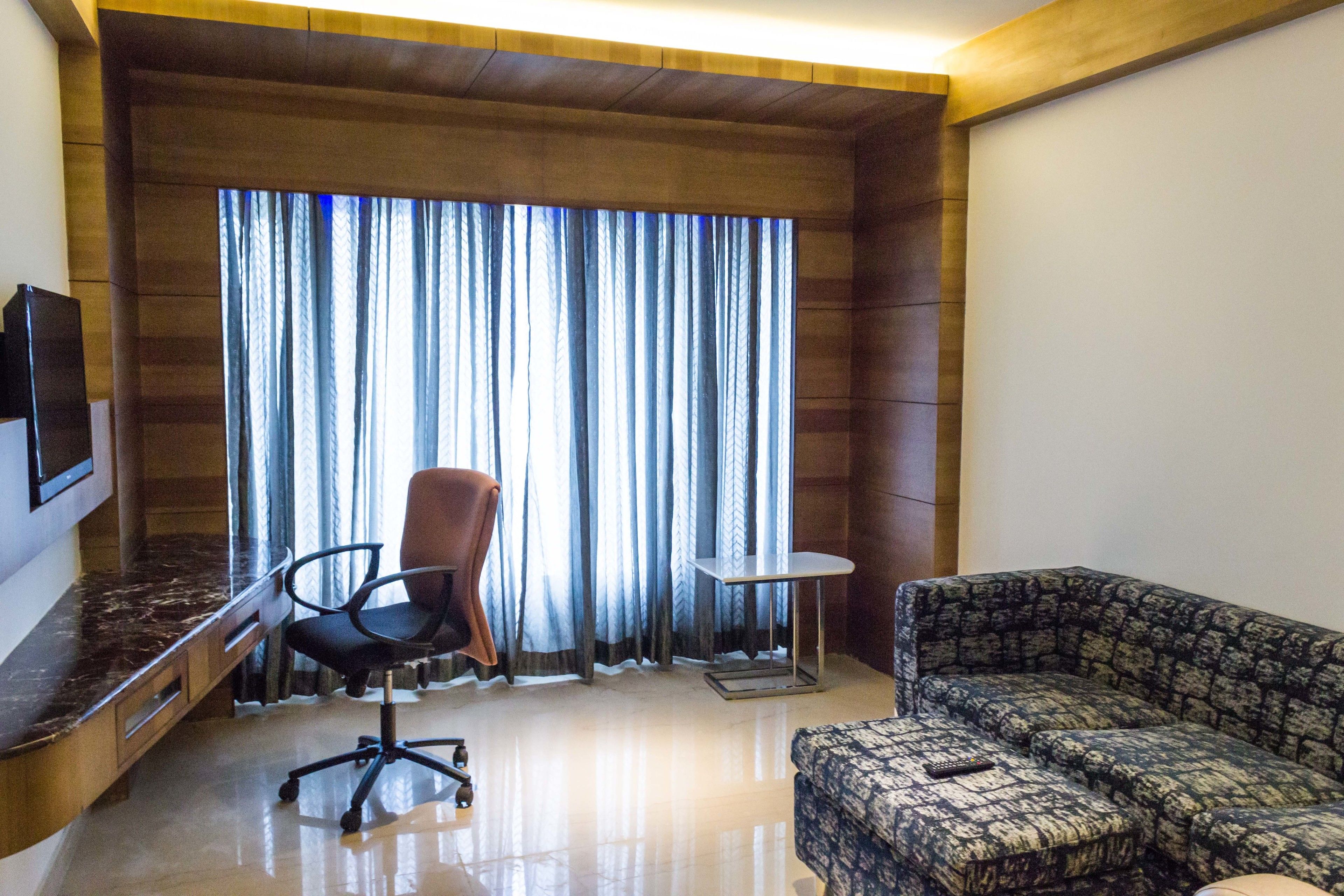 Luxury Suite | Living room | TV, pay movies
