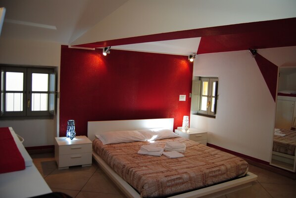 Quarto casal luxo, 1 cama de casal, sacada | Berços grátis, Wi-Fi de cortesia