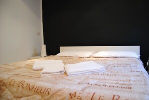 Quarto triplo, sacada | Berços grátis, Wi-Fi de cortesia