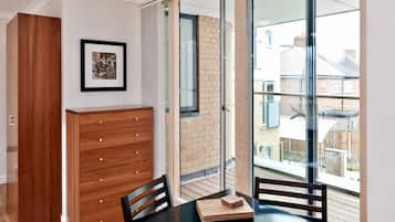 Executive Studio, 1 King Bed, Balcony | In-room dining
