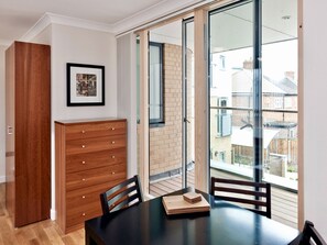 Executive studio, 1 kingsize bed, balkon | Dineren op de kamer