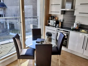 Executive studio, 1 kingsize bed, balkon | Dineren op de kamer