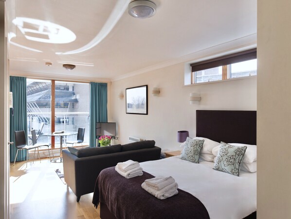 Executive Studio, 1 King Bed, Balcony | Living area | 43-inch Smart TV with digital channels, Netflix, streaming services - Your Space Apartments - Byron House (Cambridge)