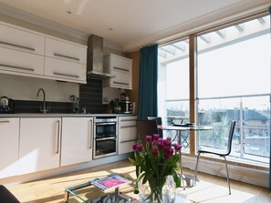 Executive Studio, 1 King Bed, Balcony | Private kitchen | Full-size fridge, microwave, oven, stovetop - Your Space Apartments - Byron House (Cambridge)