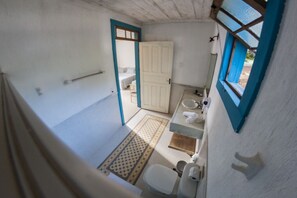 Deluxe Room (Super) | Bathroom | Shower, free toiletries, hair dryer, bathrobes
