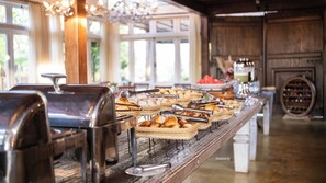 Free daily buffet breakfast  - Ville Real Hotel (Ouro Preto)