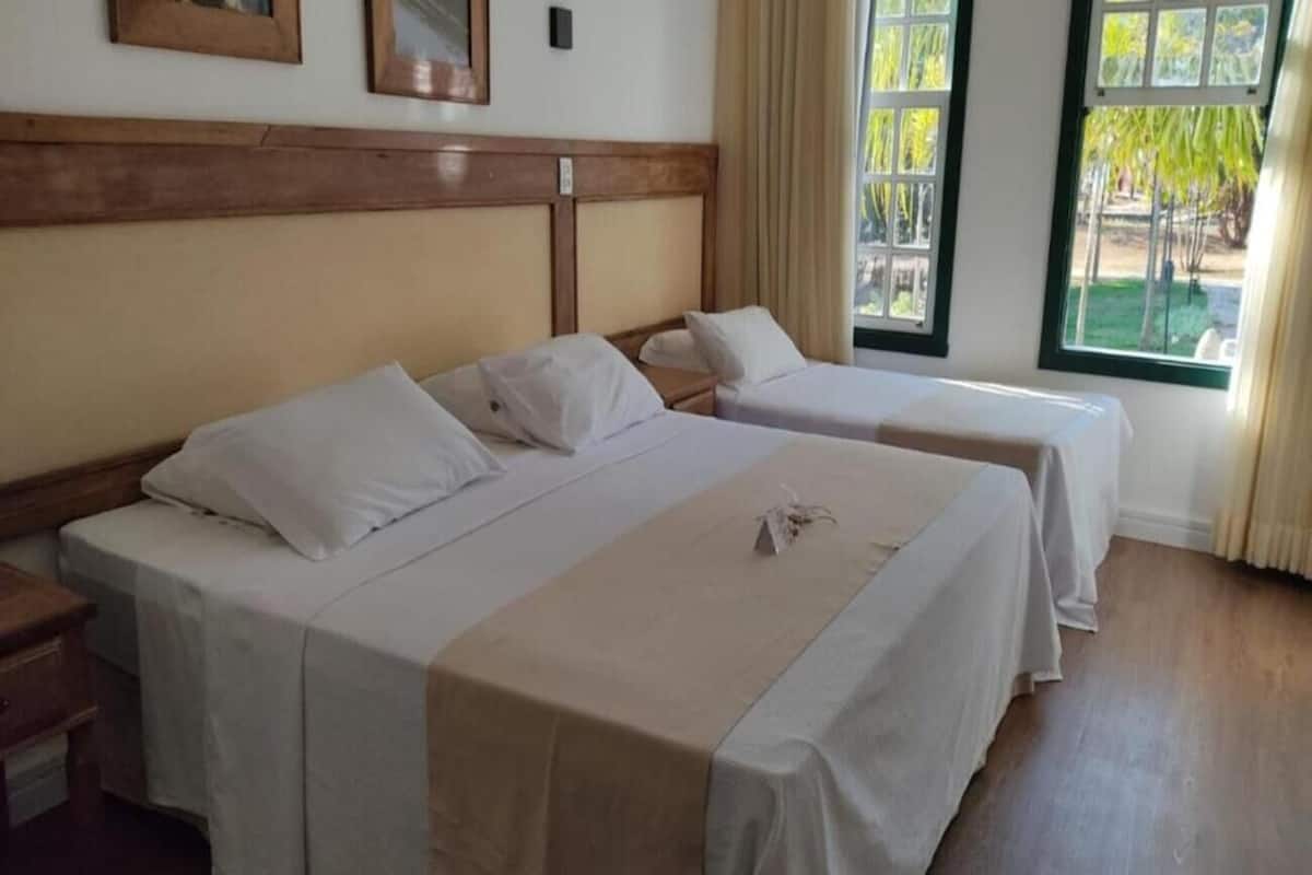 Deluxe kamer | Hypoallergeen beddengoed, een minibar, een kluis op de kamer, een bureau