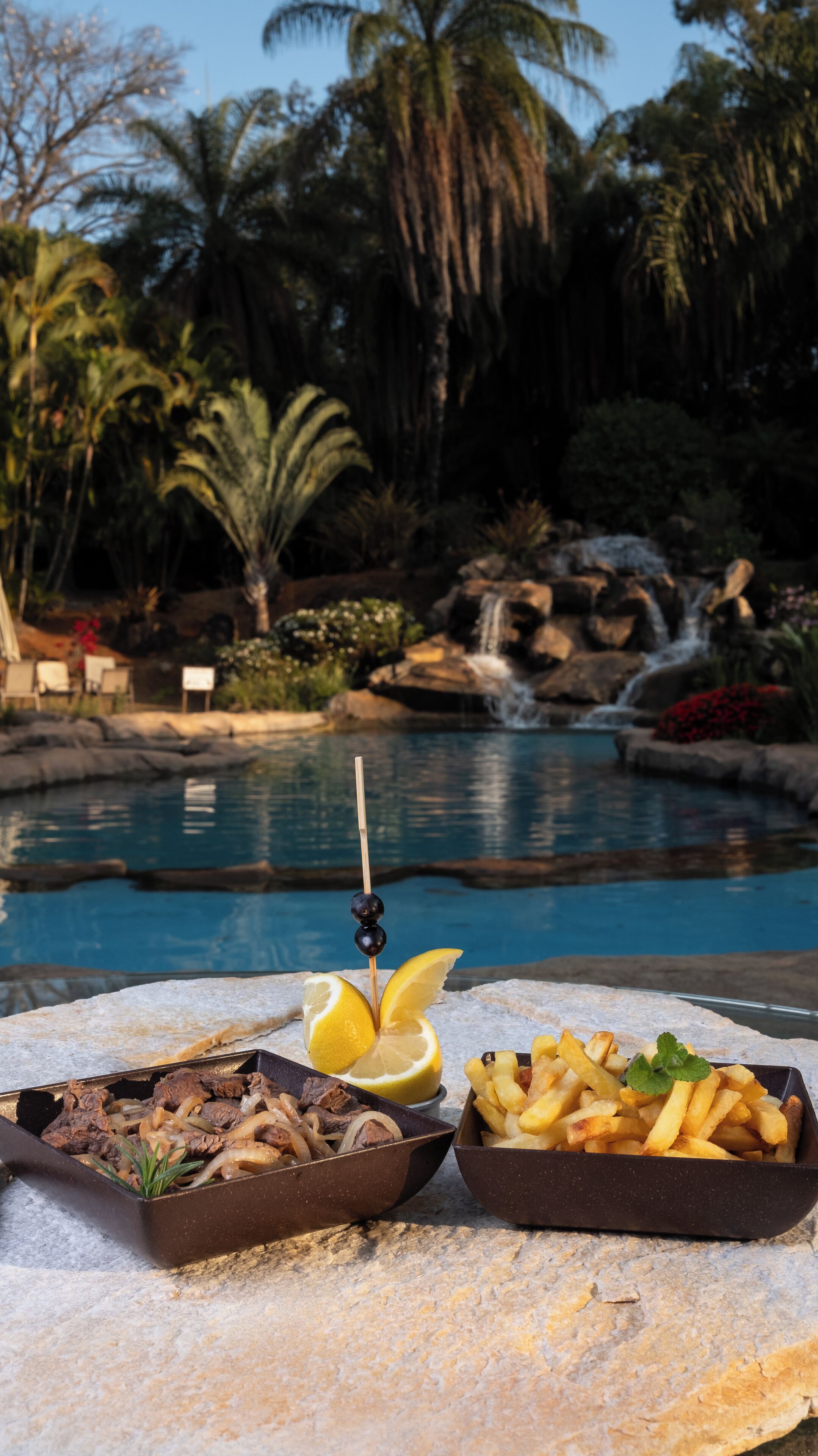 Se sirven desayunos, comidas y cenas con vista a la alberca 