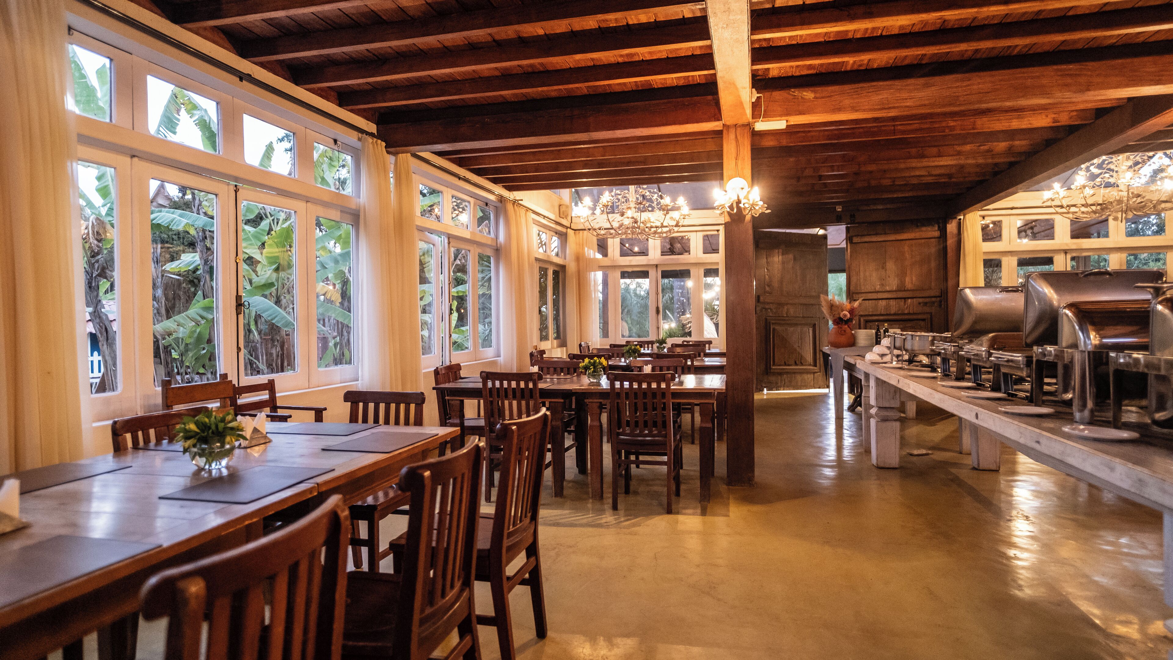 Breakfast, lunch, dinner served; pool views 