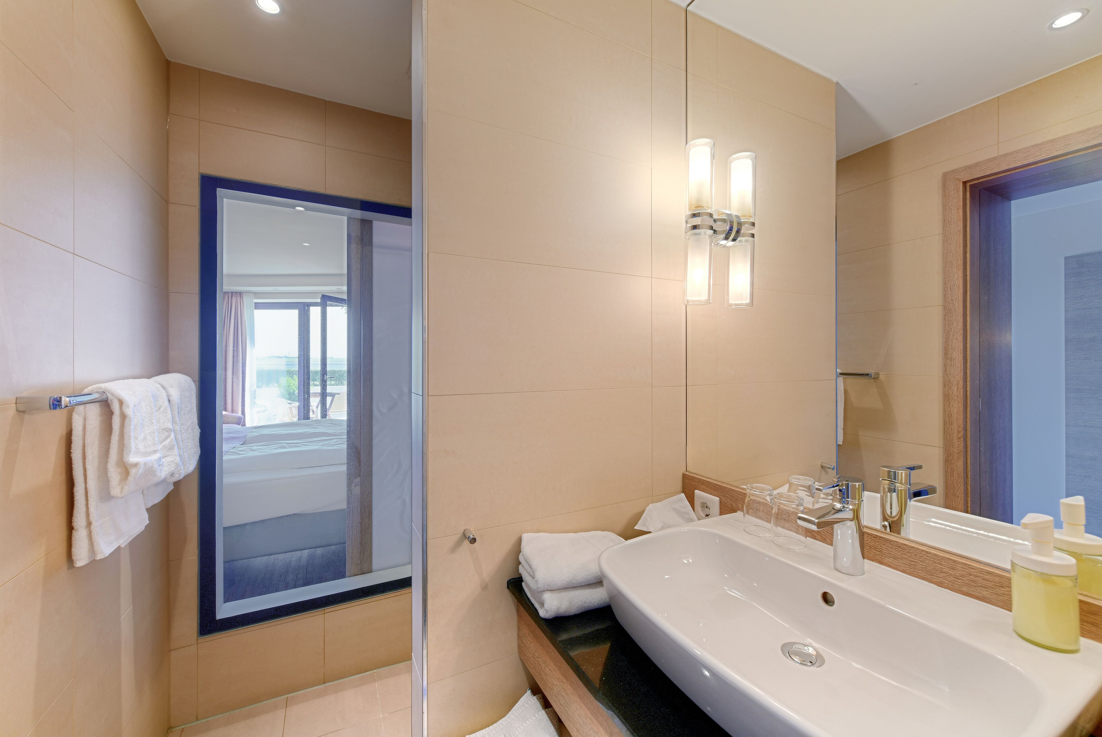 Quarto casal conforto (water side) | Banheiro | Chuveiro, secador de cabelo, toalhas de banho, sabonete