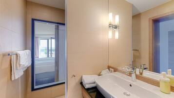 Quarto casal conforto (water side) | Banheiro | Chuveiro, secador de cabelo, toalhas de banho, sabonete