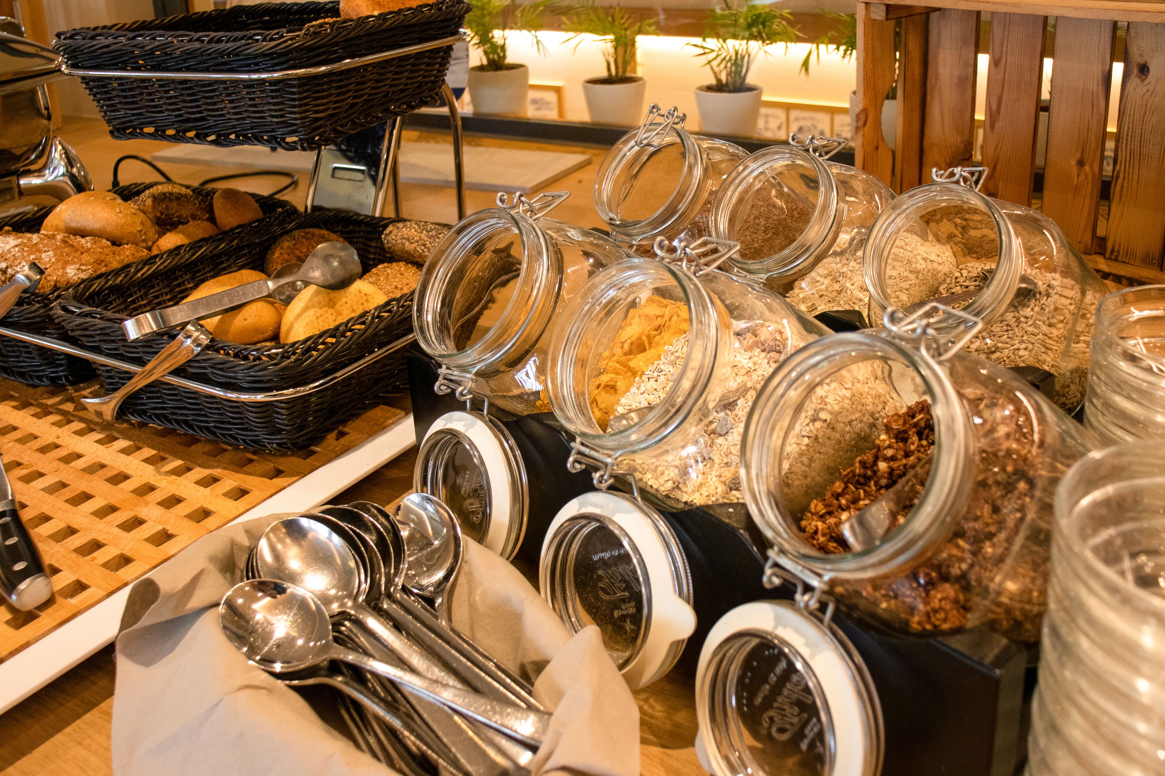 Petit déjeuner et déjeuner servis sur place, restauration en plein air 